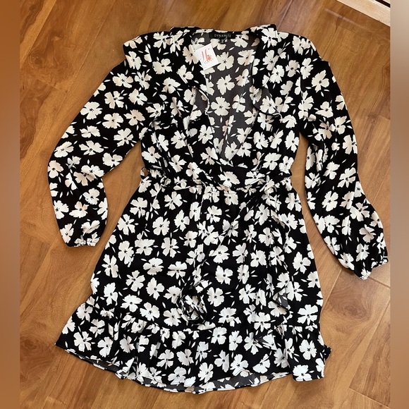 Black & White All Over Floral Print Dynamite Mini Dress Small - Picture 7 of 7
